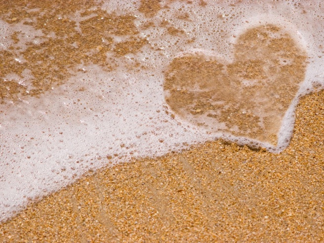 inspiringwallpapers.net-sea-foam-heart-beach-1024x768